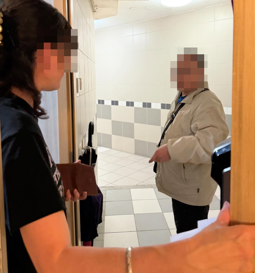 有女網民於社交平台發文,指奶奶早前搭的士時,疑因付款後未有拉好衫袋拉鍊,因而掉了銀包,故於網上發帖,希望有好心人拾到能聯絡她歸還。意外的是,在她發文不足1小時,接載奶奶的的士司機因看到銀包內藏地址,主動把銀包送上門歸還,奶奶感激不已給予500元報酬。(Threads)