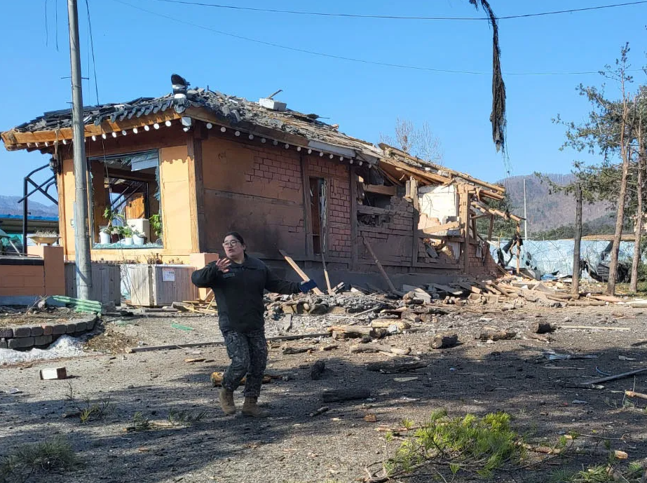 南韓京畿道東北部抱川市周四(6日)早上在南韓及美國軍隊於當地進行聯合軍演期間,有炮彈擊中民房,造成7人受傷,一座教堂建築和兩棟房屋部分受損。(網上圖片)