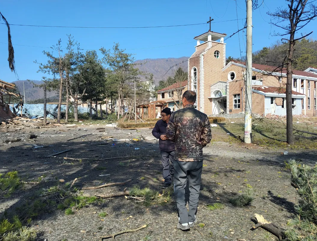 南韓京畿道東北部抱川市周四(6日)早上在南韓及美國軍隊於當地進行聯合軍演期間,有炮彈擊中民房,造成7人受傷,一座教堂建築和兩棟房屋部分受損。(網上圖片)