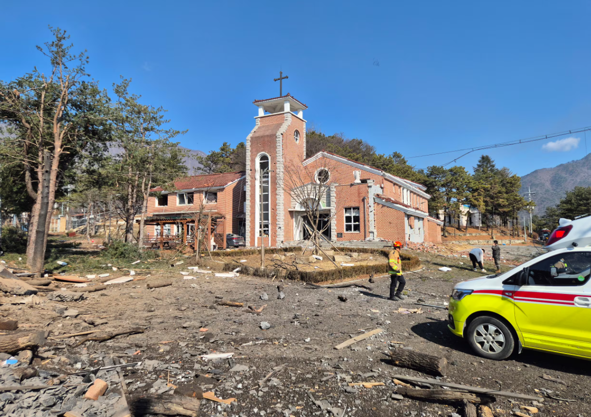南韓京畿道東北部抱川市周四(6日)早上在南韓及美國軍隊於當地進行聯合軍演期間,有炮彈擊中民房,造成7人受傷,一座教堂建築和兩棟房屋部分受損。(網上圖片)