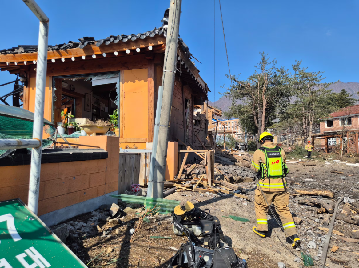 南韓京畿道東北部抱川市周四(6日)早上在南韓及美國軍隊於當地進行聯合軍演期間,有炮彈擊中民房,造成7人受傷,一座教堂建築和兩棟房屋部分受損。(網上圖片)