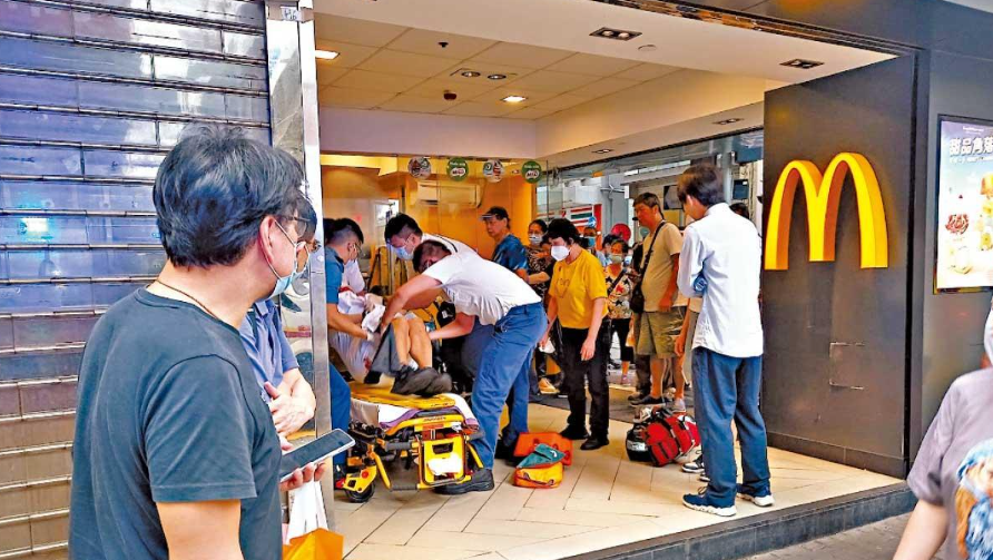 西環麥當勞前年發生斬人案,一名兼職男職員疑不滿被同事和上司批評工作表現差,被調職後仍在舊店出現,遭經理責罵後,到鄰近肉檔取切肉刀回店斬男經理的頭頸,令對方頭骨凹陷性骨折,一名休班消防員食客奪刀阻止。(資料圖片)