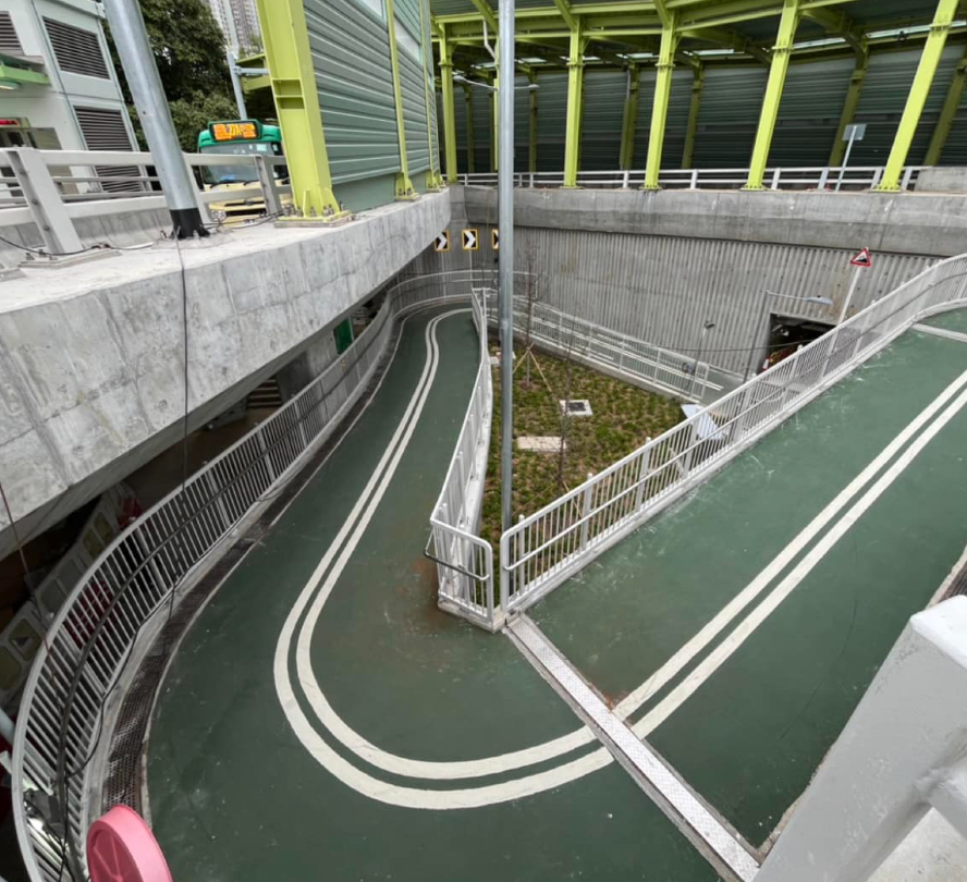 近日位於沙田鄉事會路附近一條全新單車徑就引起網民熱議,其超窄3連急彎設計如日本漫畫《頭文字D》主角藤原拓海經常駕駛的群馬縣秋名山髮夾彎山路,讓人擔心設計有安全隱憂。(Facebook「沙田交通關注組」群組)