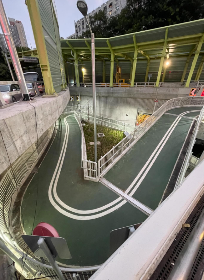 近日位於沙田鄉事會路附近一條全新單車徑就引起網民熱議,其超窄3連急彎設計如日本漫畫《頭文字D》主角藤原拓海經常駕駛的群馬縣秋名山髮夾彎山路,讓人擔心設計有安全隱憂。(kuen_187 / Threads)