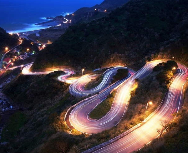 日本漫畫《頭文字D》主角藤原拓海經常駕駛的群馬縣秋名山髮夾彎山路