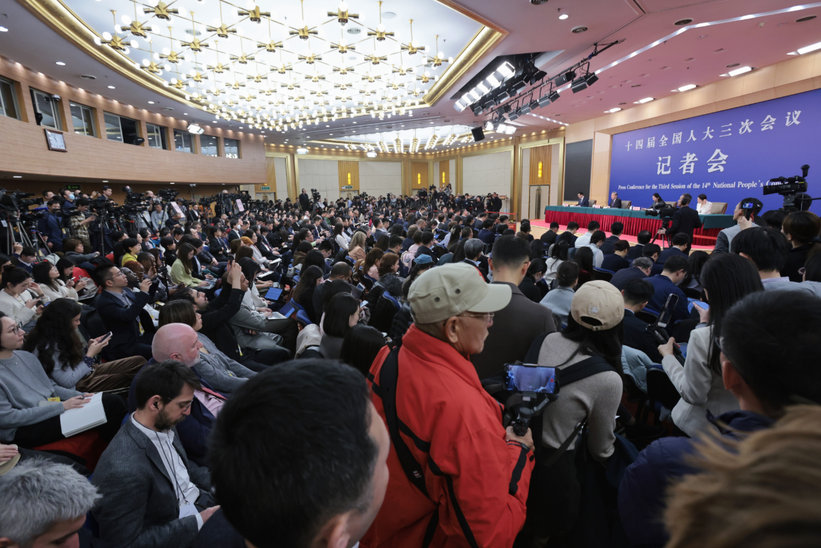 全國兩會2025|中共中央政治局委員、外長王毅召開中外記者會。(中通社)