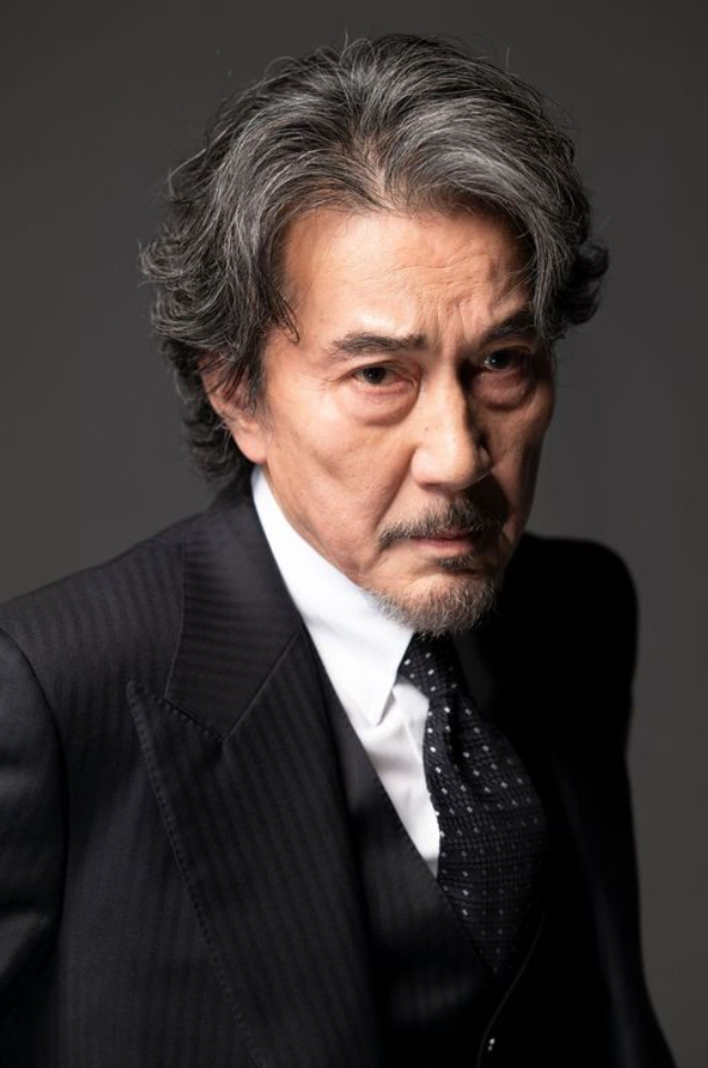 「 十分認真地玩耍。」役所広司用這句話形容他的電影人生。