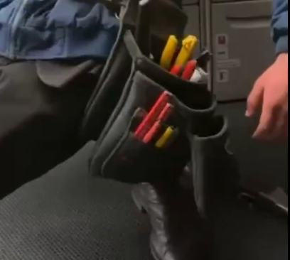 少年身旁有一支步槍。(影片截圖)