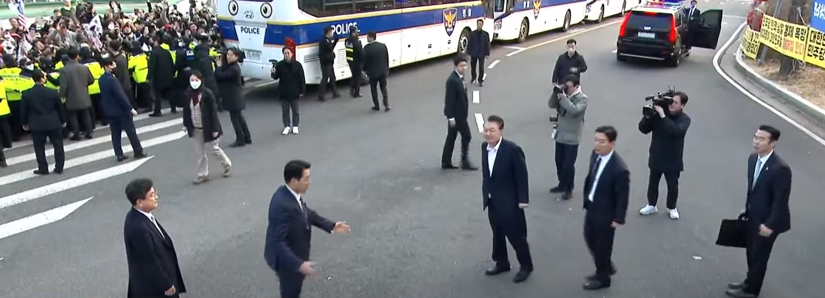 尹錫悅還押近2個月後獲釋,向支持者揮手(南韓YTN電視台)