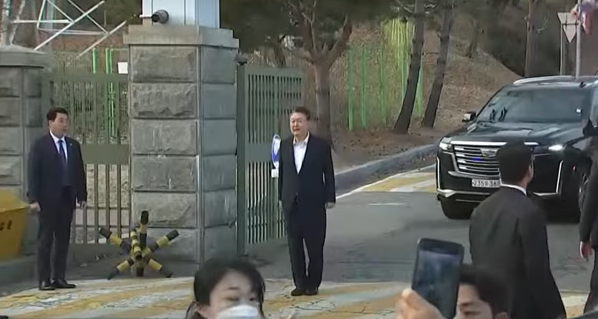 尹錫悅還押近2個月後獲釋,向支持者揮手(南韓YTN電視台)