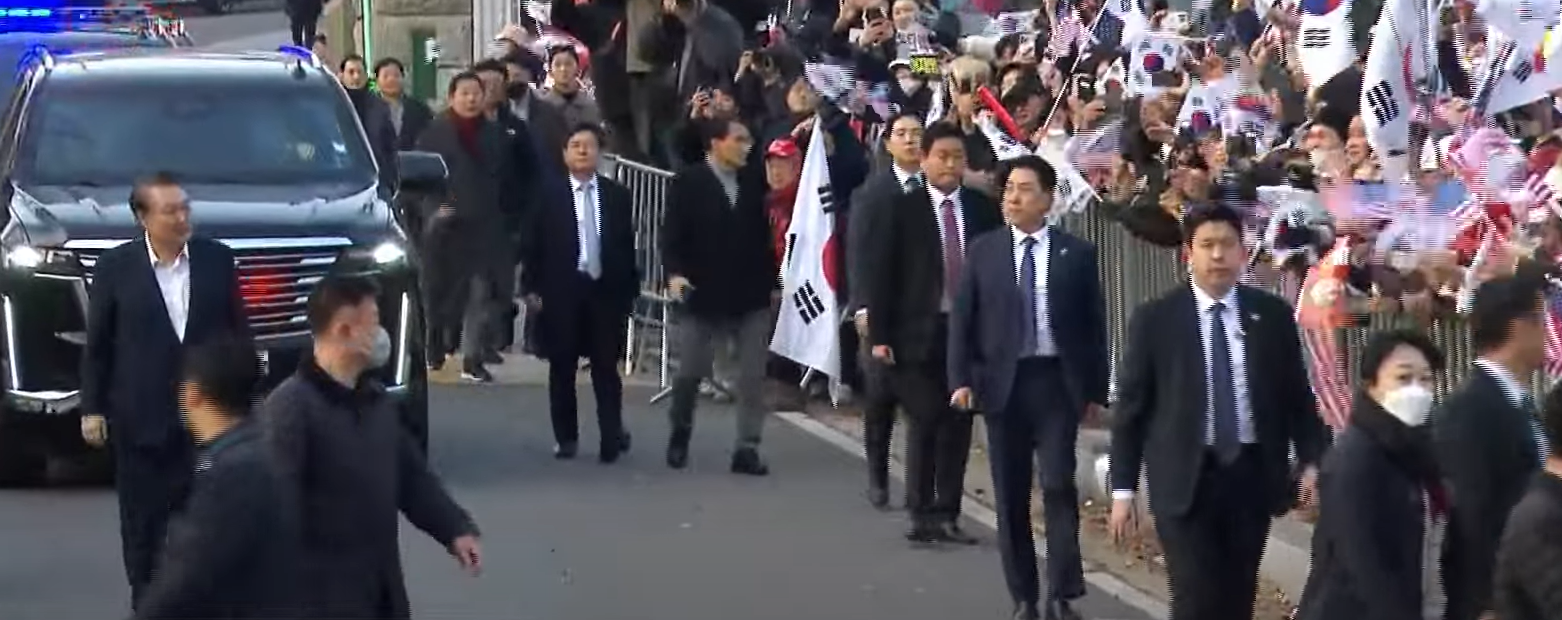 尹錫悅還押近2個月後獲釋,向支持者揮手(南韓YTN電視台)