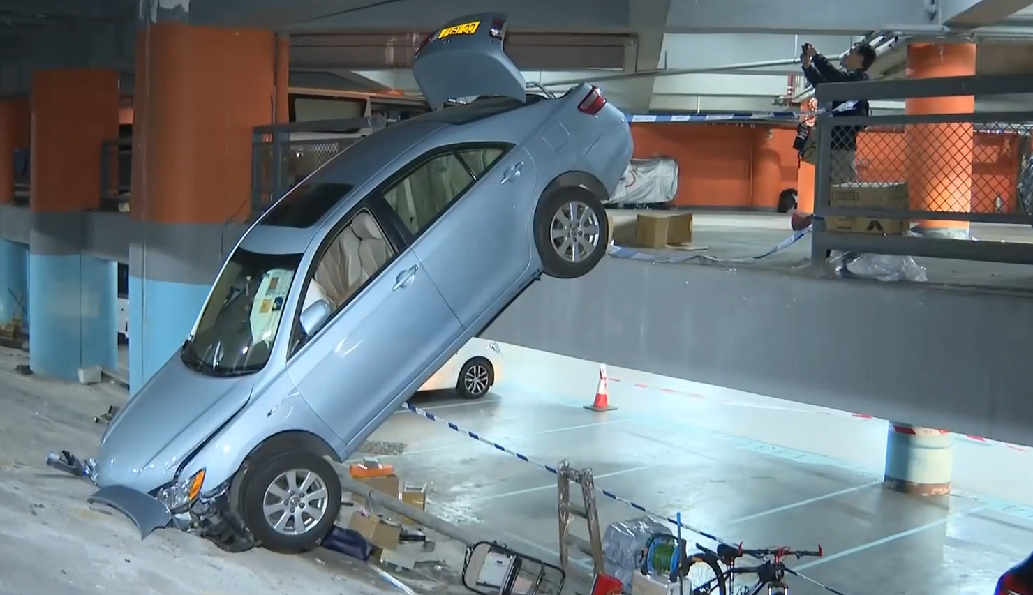 華貴邨停車場私家車撞欄(有線新聞畫面)