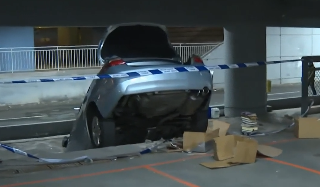 華貴邨停車場私家車撞欄(有線新聞畫面)