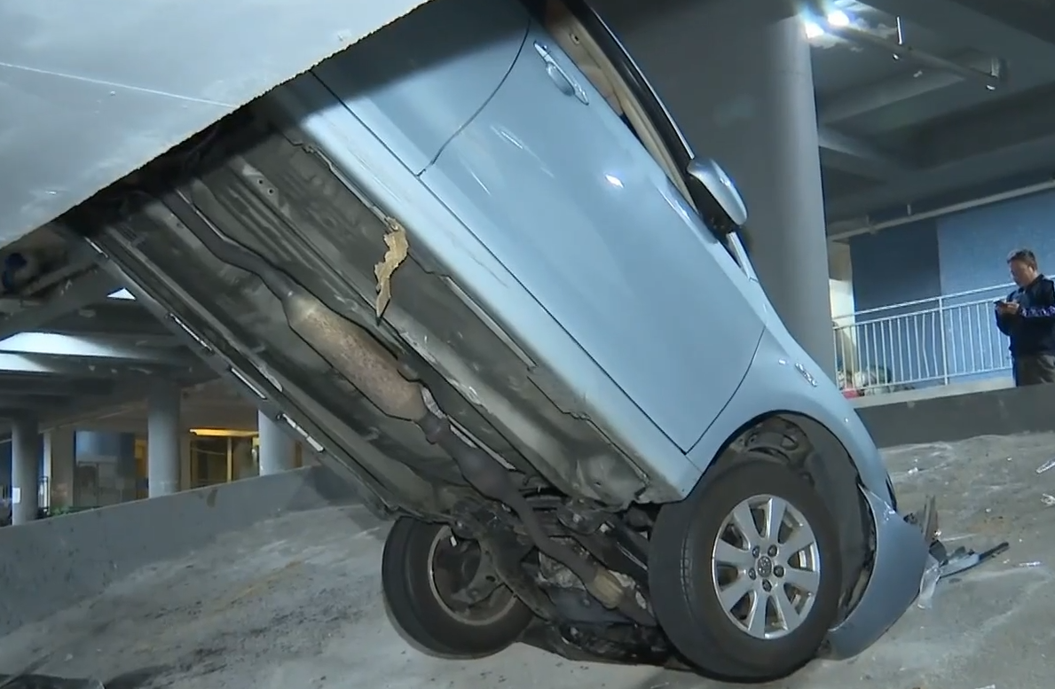 華貴邨停車場私家車撞欄(有線新聞畫面)