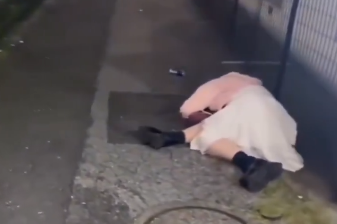網上流傳日本街頭的影片拍攝到不少女生醉倒路邊。(影片截圖)