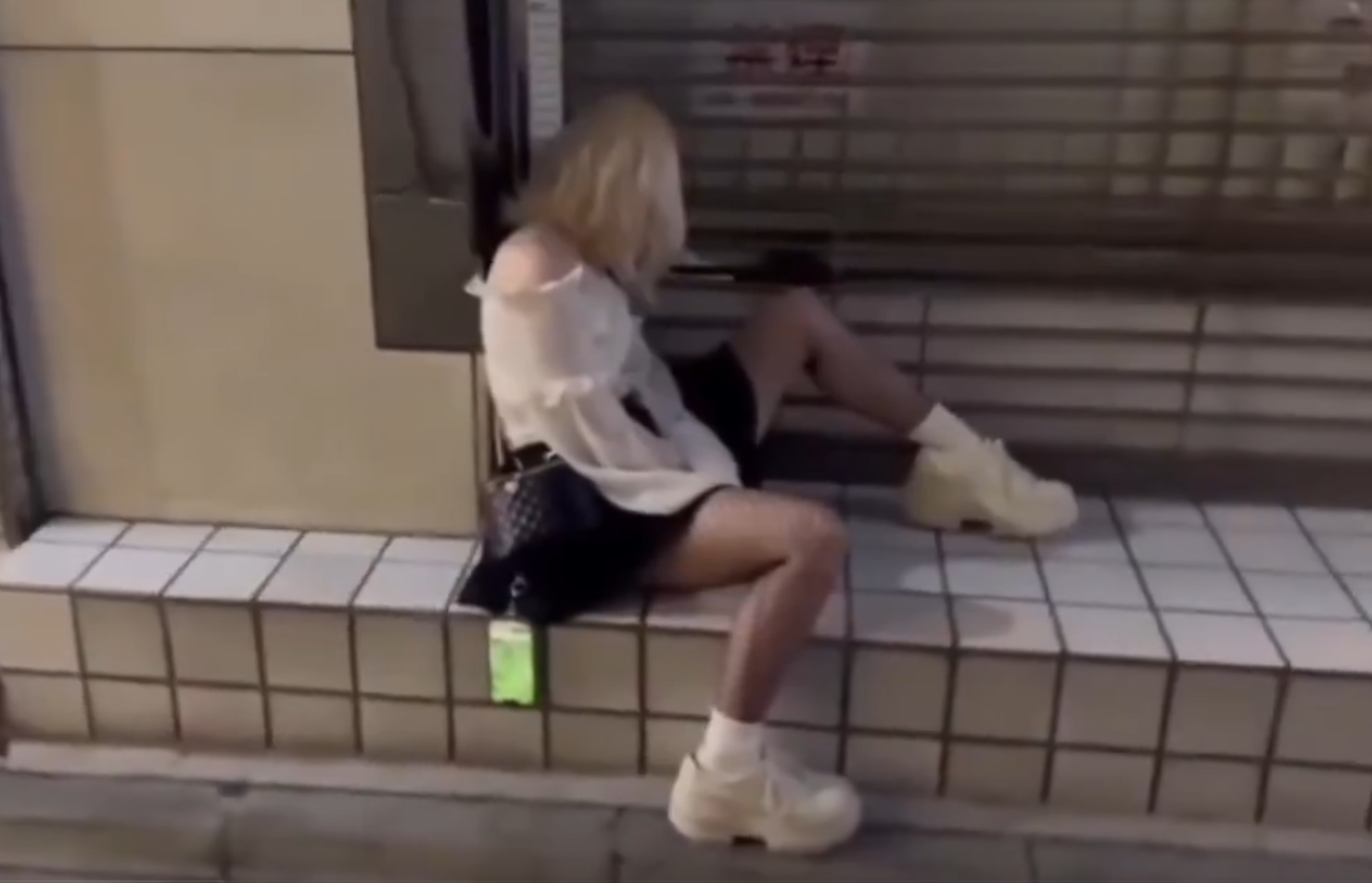 網上流傳日本街頭的影片拍攝到不少女生醉倒路邊。(影片截圖)