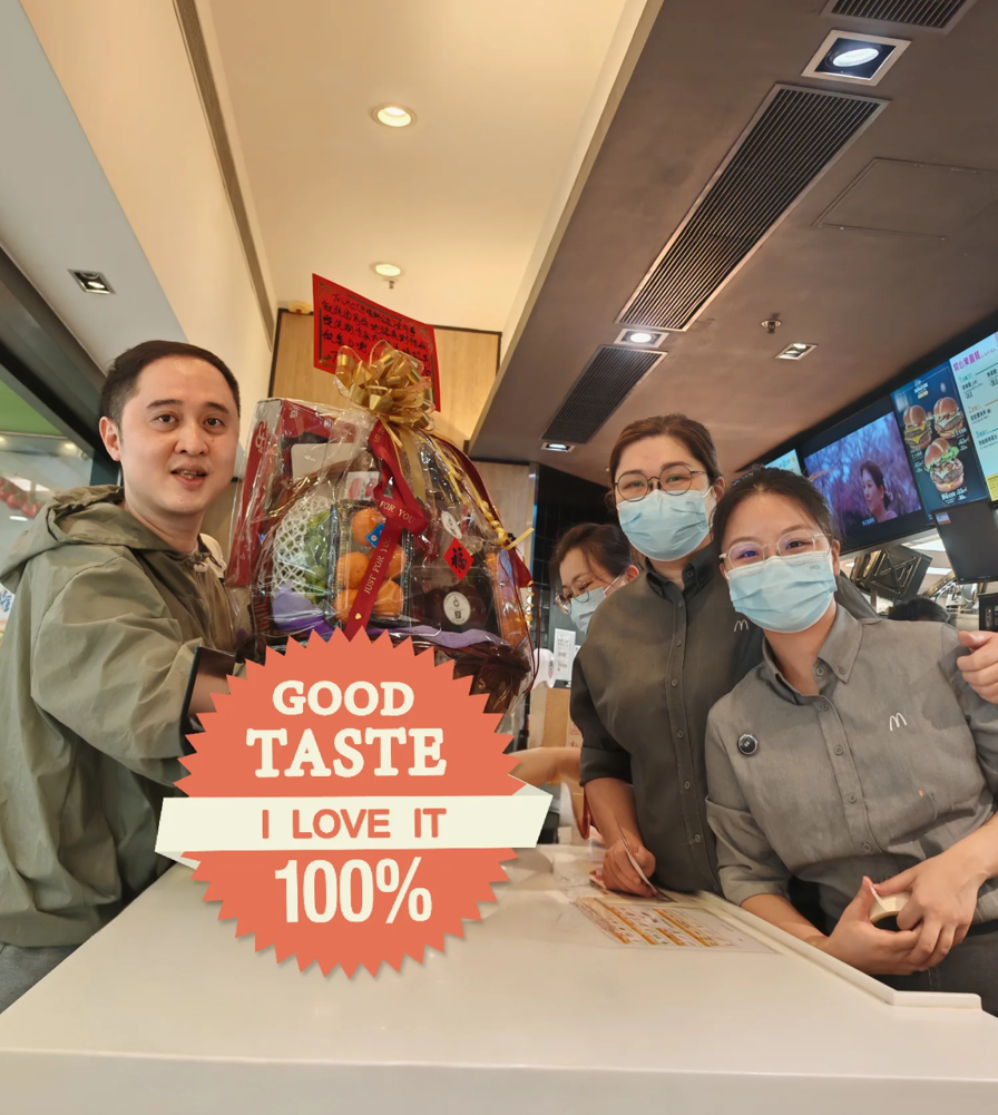 事主在社交平台出帖文特地表揚店員的協助。「就係因為你哋認真對待我嘅失物,令我冇辦法唔認真做返啲嘢,去對你哋致敬。」,他其後向店員送上果籃及道謝卡以示感謝。(Threads)