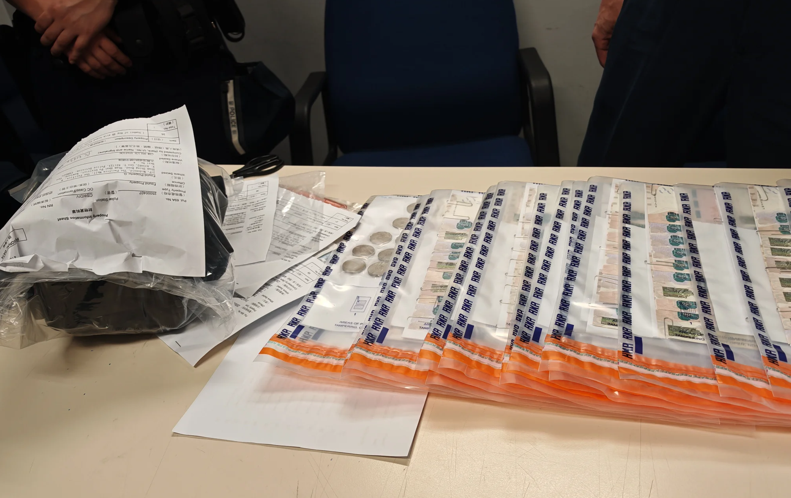 荔枝角一間麥當勞發生拾金不昧事件,有食客遺下放有大約10萬元現金的背包,翌日接近午夜時份才發現,即跑回店舖找失物,當時已經關店,仍在店內的店員告訴事主發現背包後已交予長沙灣警署,最終10萬元失而復得。(Threads)