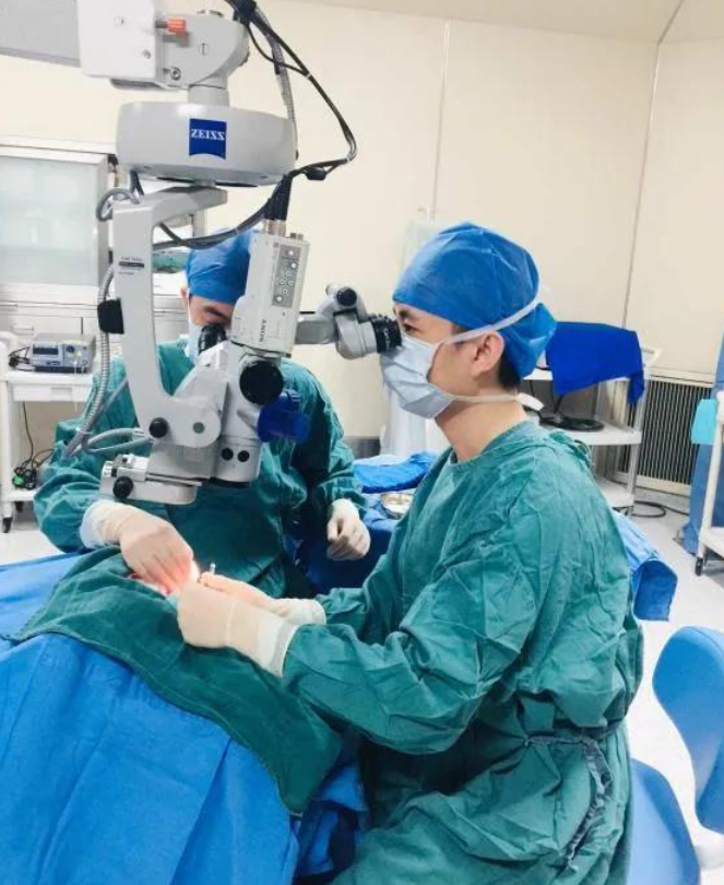 顯微鏡下,張醫生看到夏先生的眼睛裡有多處劃傷,右眼角結膜及眼瞼密布著幾十根比針頭更細的透明異物,好似中了現實版《斗羅大陸》裏的唐門暗器「暴雨梨花針」。(寧波晚報)