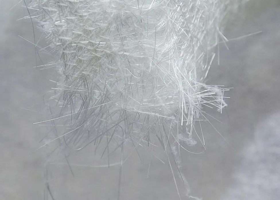 玻璃纖維製品最細的只有髮絲的1/20。(寧波晚報)