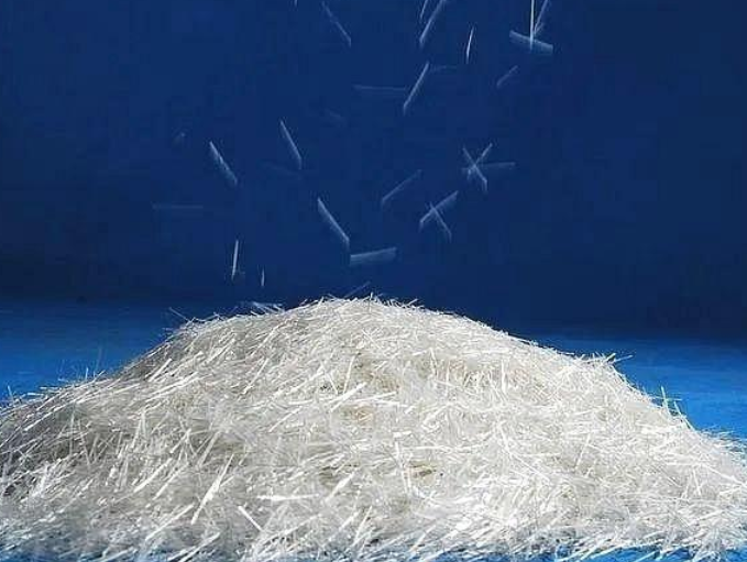 玻璃纖維製品最細的只有髮絲的1/20。(寧波晚報)