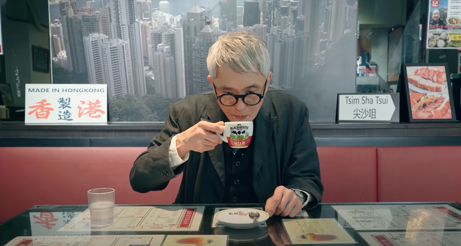 松重豐置身茶餐廳享用一系列港式經典美食。