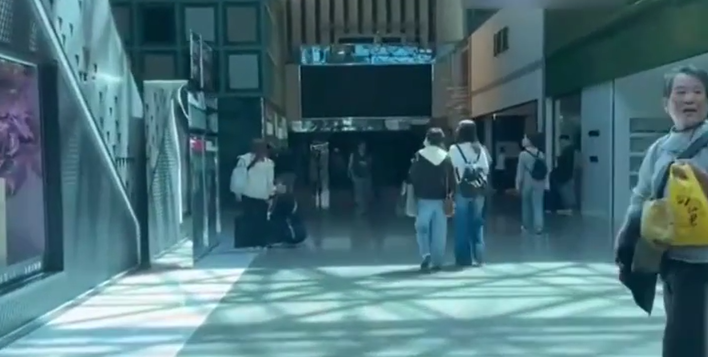 桃園機場第二航廈中央位置突然停電。(中天新聞)