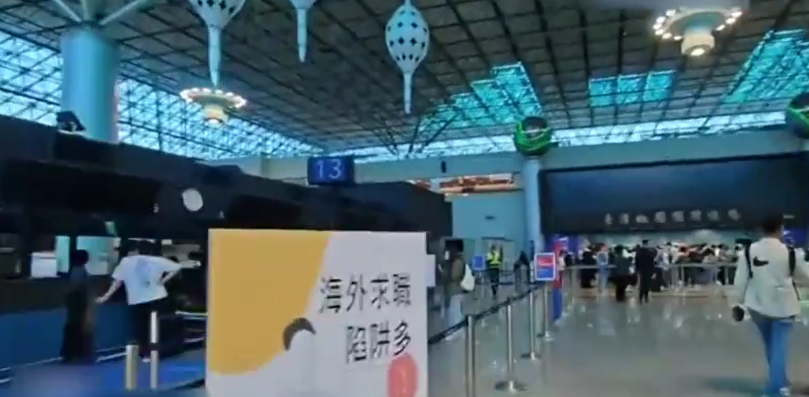 桃園機場第二航廈中央位置突然停電。(中天新聞)