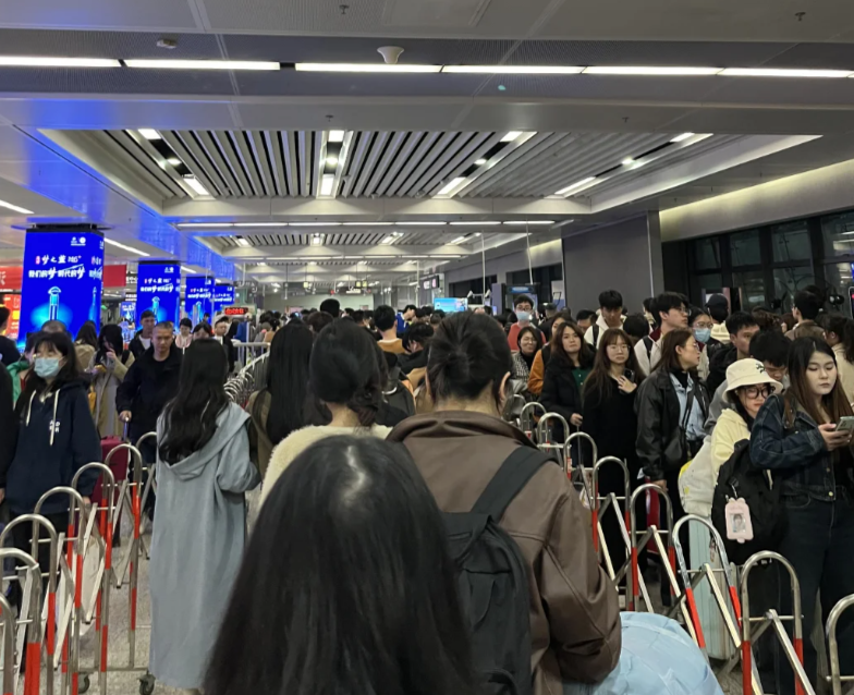 深圳北站是深圳對外交通重要場站,惟近年該站地鐵「二次安檢」問題屢次被市民批評,高峰期需再浪費多半小時排隊(網上圖片)