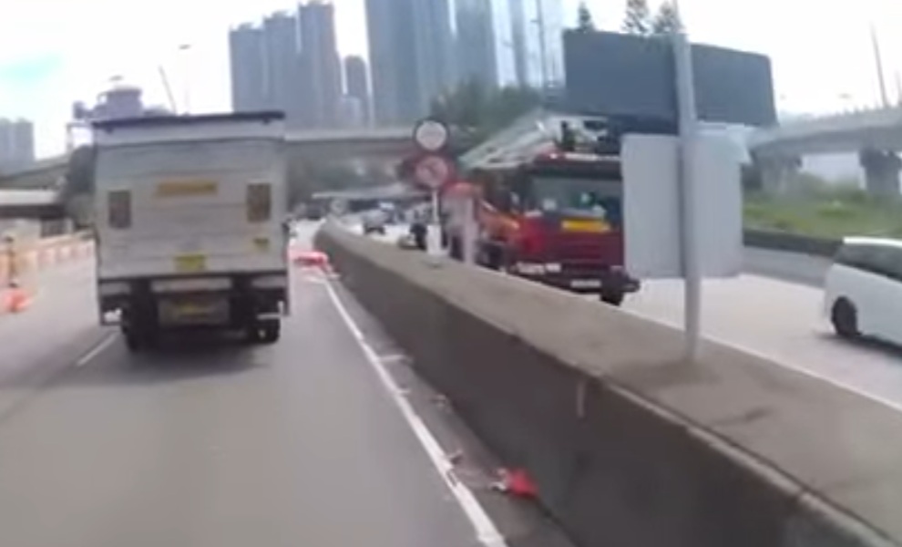 案發時的車CAM片段於網上流出,可見一輛泥頭車在往九龍方向一邊西九龍公路失事撞向水馬,消防到場處理,並封剩一條行車線;對面線往新界方向亦需封路,一輛消防車停於快線,另兩線仍可行駛。涉事客貨車及後沿快線駛近,未見減速下直撞消防車車尾,當時正於消防車後方旁邊的一名消防員慌忙閃避跳上分隔石壆。