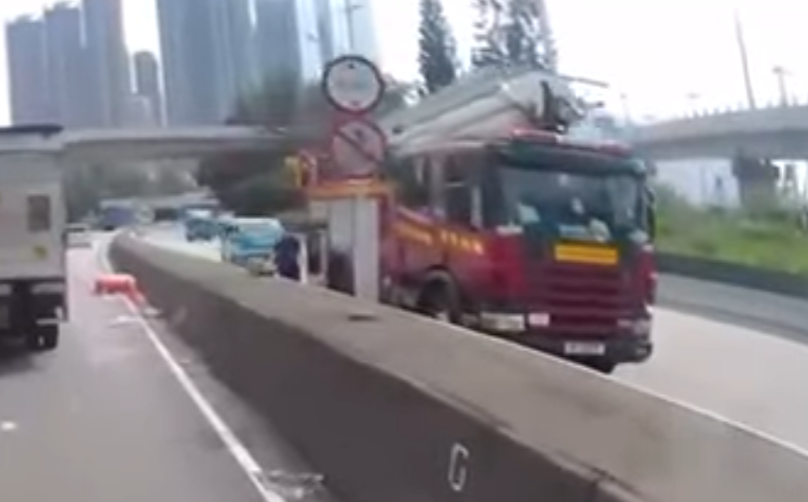 案發時的車CAM片段於網上流出,可見一輛泥頭車在往九龍方向一邊西九龍公路失事撞向水馬,消防到場處理,並封剩一條行車線;對面線往新界方向亦需封路,一輛消防車停於快線,另兩線仍可行駛。涉事客貨車及後沿快線駛近,未見減速下直撞消防車車尾,當時正於消防車後方旁邊的一名消防員慌忙閃避跳上分隔石壆。