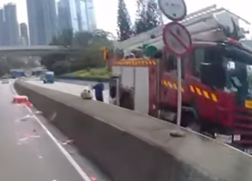 案發時的車CAM片段於網上流出,可見一輛泥頭車在往九龍方向一邊西九龍公路失事撞向水馬,消防到場處理,並封剩一條行車線;對面線往新界方向亦需封路,一輛消防車停於快線,另兩線仍可行駛。涉事客貨車及後沿快線駛近,未見減速下直撞消防車車尾,當時正於消防車後方旁邊的一名消防員慌忙閃避跳上分隔石壆。