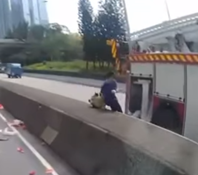 案發時的車CAM片段於網上流出,可見一輛泥頭車在往九龍方向一邊西九龍公路失事撞向水馬,消防到場處理,並封剩一條行車線;對面線往新界方向亦需封路,一輛消防車停於快線,另兩線仍可行駛。涉事客貨車及後沿快線駛近,未見減速下直撞消防車車尾,當時正於消防車後方旁邊的一名消防員慌忙閃避跳上分隔石壆。