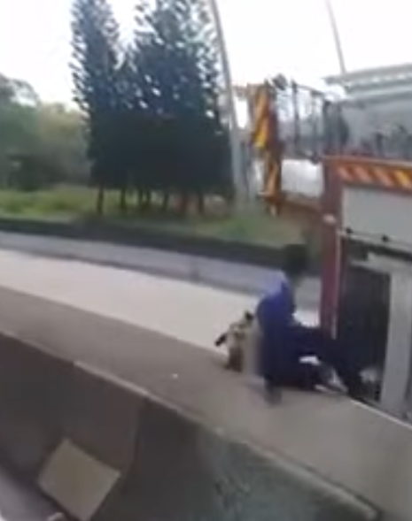 案發時的車CAM片段於網上流出,可見一輛泥頭車在往九龍方向一邊西九龍公路失事撞向水馬,消防到場處理,並封剩一條行車線;對面線往新界方向亦需封路,一輛消防車停於快線,另兩線仍可行駛。涉事客貨車及後沿快線駛近,未見減速下直撞消防車車尾,當時正於消防車後方旁邊的一名消防員慌忙閃避跳上分隔石壆。