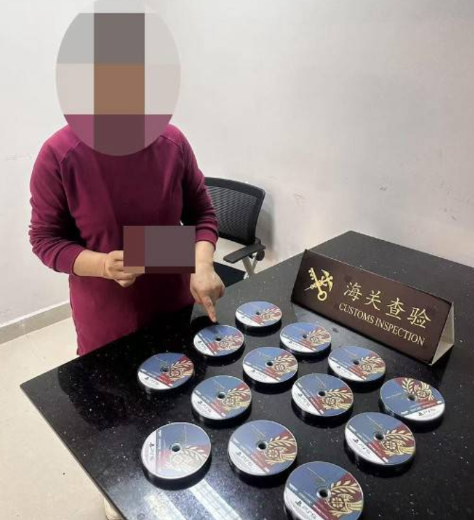 電子遊戲《魔物獵人荒野》(Monster Hunter Wilds)最近大賣,有人疑為了逃稅,遊戲發售當日將156張PS5遊戲光碟從澳門走私往內地,在港珠澳大橋被截查。