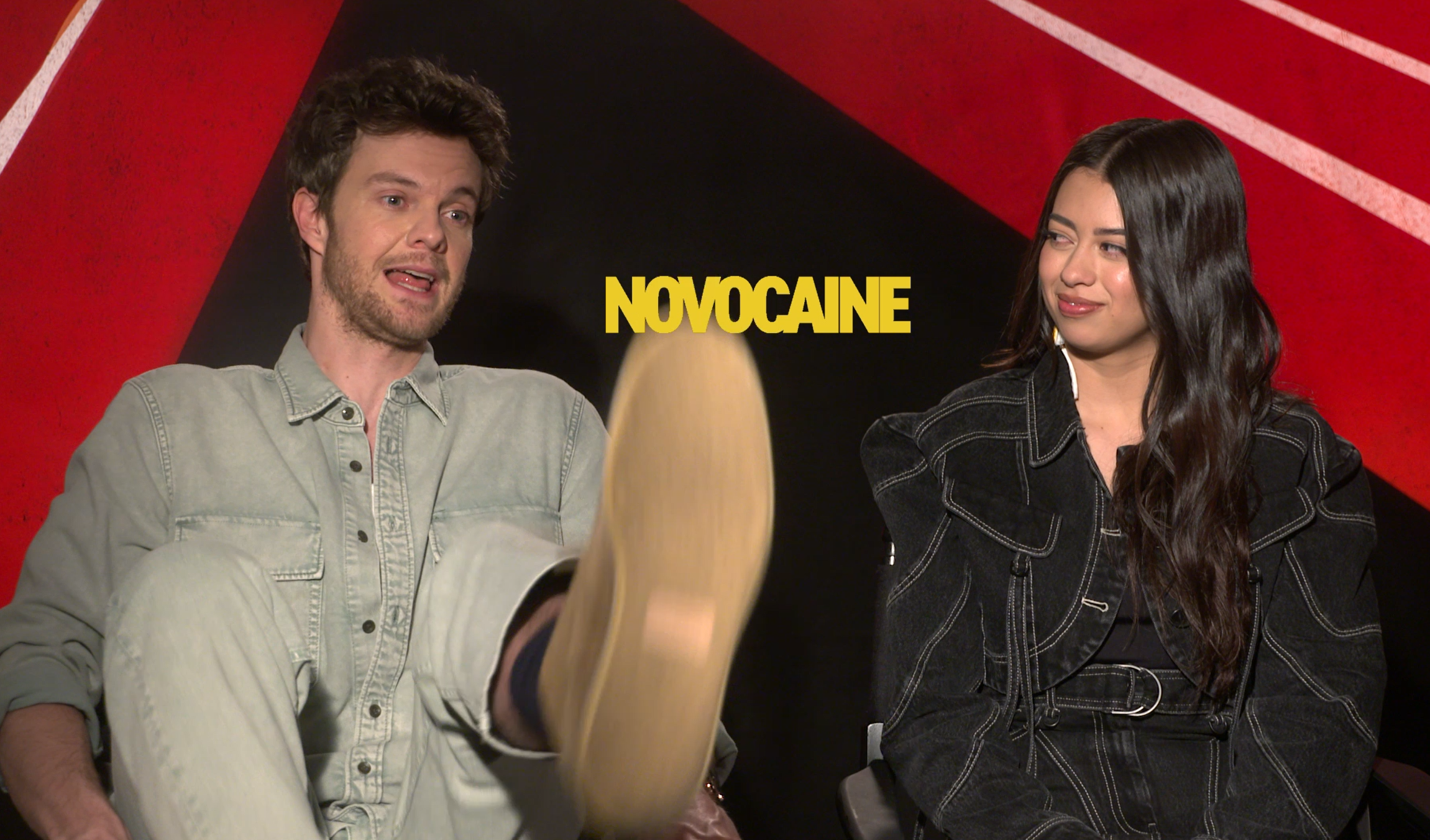 積奎爾受訪時即場示範戲中的踢腳動作。