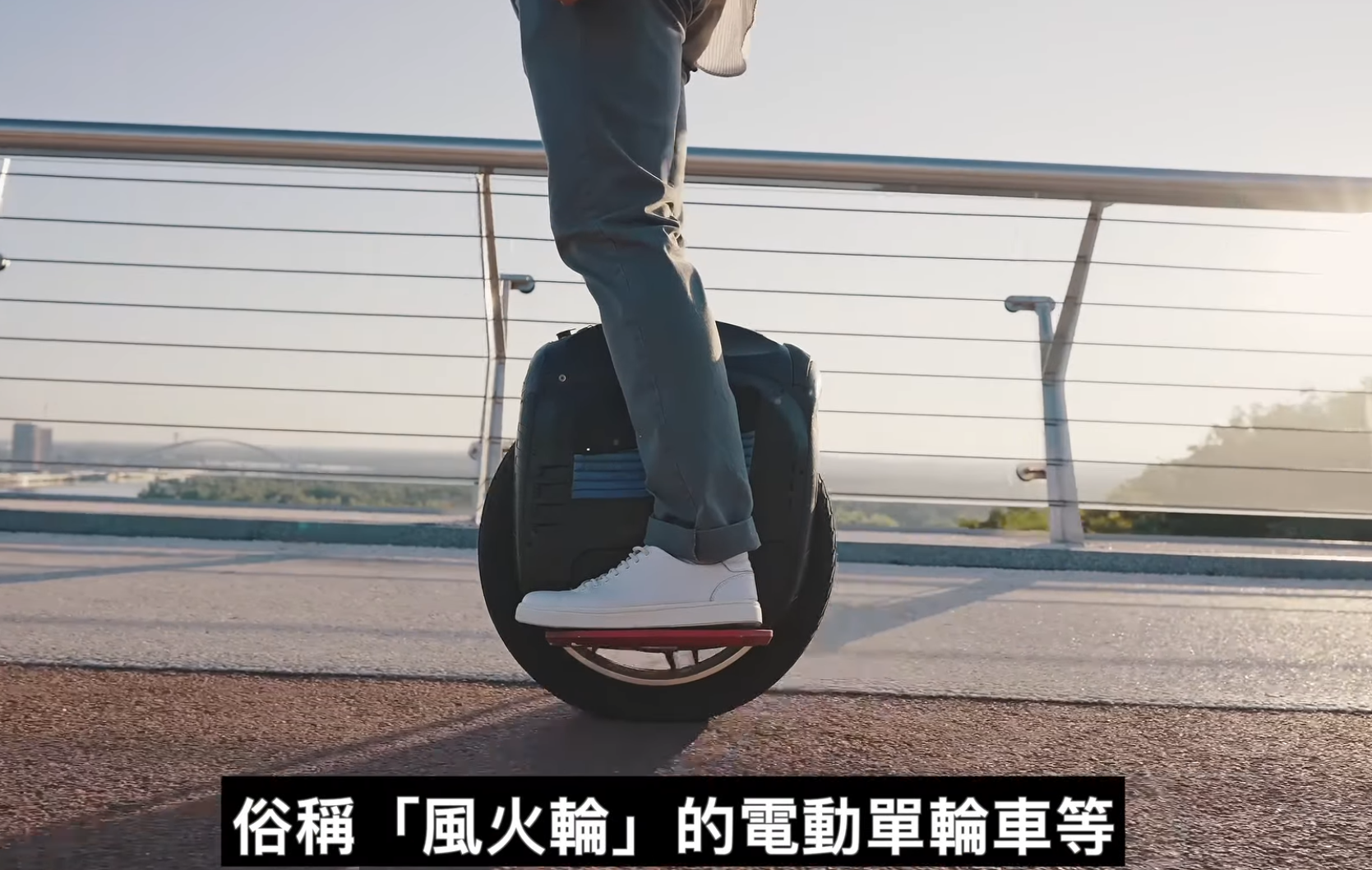 警方重申,電動可移動工具不宜與一般汽車共同使用路面,亦不適合於行人道或單車徑上使用。(警方fb影片)