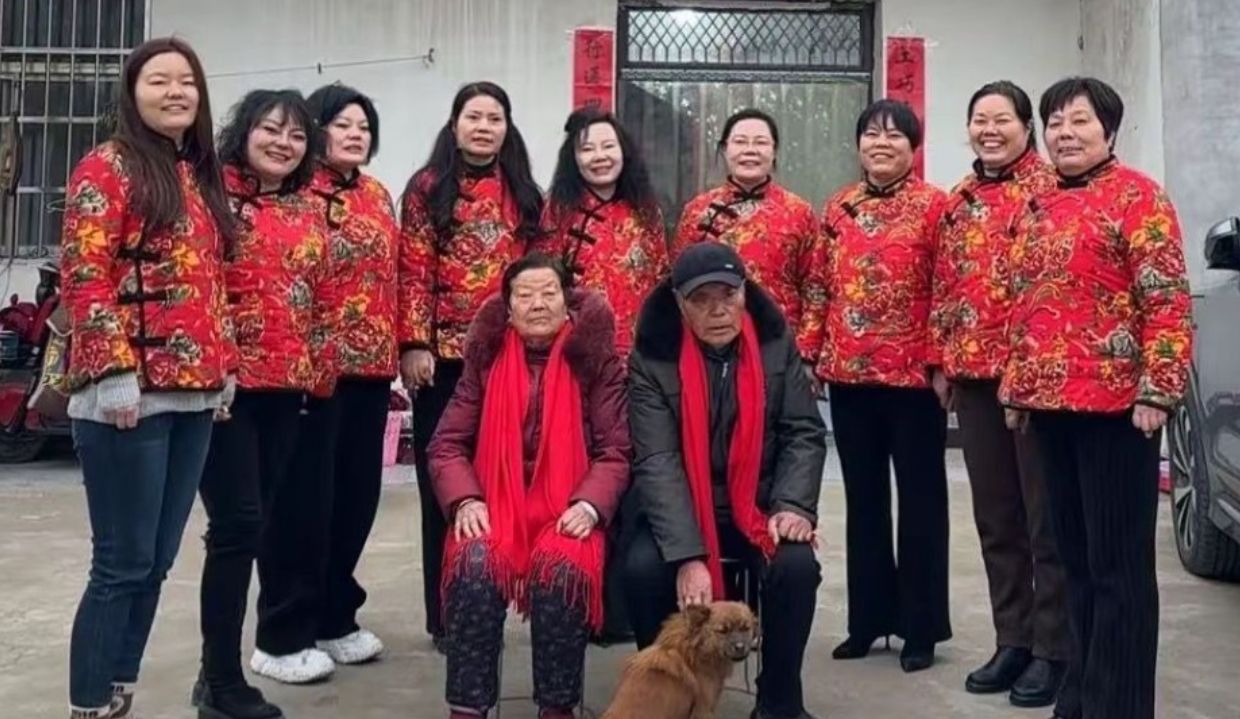 江蘇省淮安市一戶人家,父母想生兒子卻苦無結果,在20年內連生9女,名字從老大「招娣」、老二「盼娣」、老三「望娣」一路到最小的女兒「仇娣」,最終放棄生男。