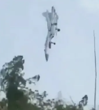 網傳影片可見,該架戰鬥機失事後直衝地面,撞出大團火球,而獲救的飛行員看上去意識清楚但稍有行動不便,在旁人攙扶下前往安置。