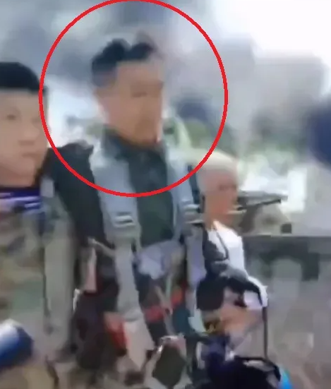 網傳影片可見,該架戰鬥機失事後直衝地面,撞出大團火球,而獲救的飛行員看上去意識清楚但稍有行動不便,在旁人攙扶下前往安置。