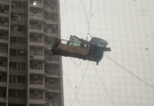 天水圍天瑞邨瑞龍樓有吊船工人下午3時許在外牆工作期間遇到大風雨,連人帶船於半空被吹到左搖右擺、搖搖欲墜,工人其後趁吊船被吹回外牆窗邊時,自行爬上窗邊石壆,消防到場後將工人救回地面,無人受傷。