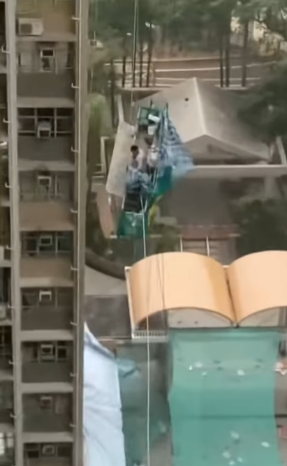 天水圍天瑞邨瑞龍樓有吊船工人下午3時許在外牆工作期間遇到大風雨,連人帶船於半空被吹到左搖右擺、搖搖欲墜,工人其後趁吊船被吹回外牆窗邊時,自行爬上窗邊石壆,消防到場後將工人救回地面,無人受傷。