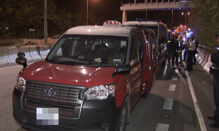 警方在將軍澳區尋獲涉案的士。(電視新聞截圖)