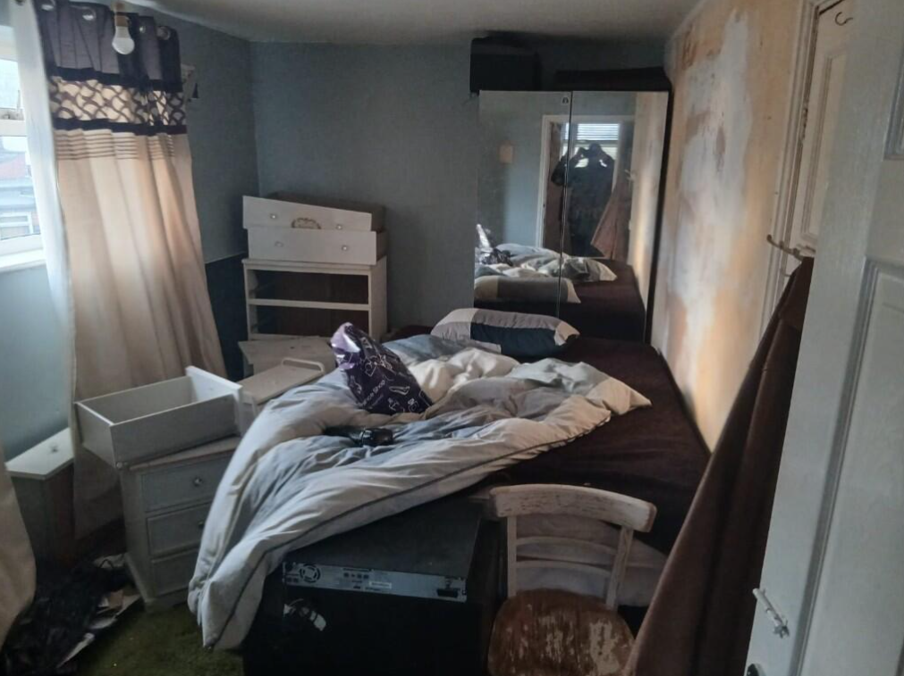 睡房闊落,但好亂。(互聯網)