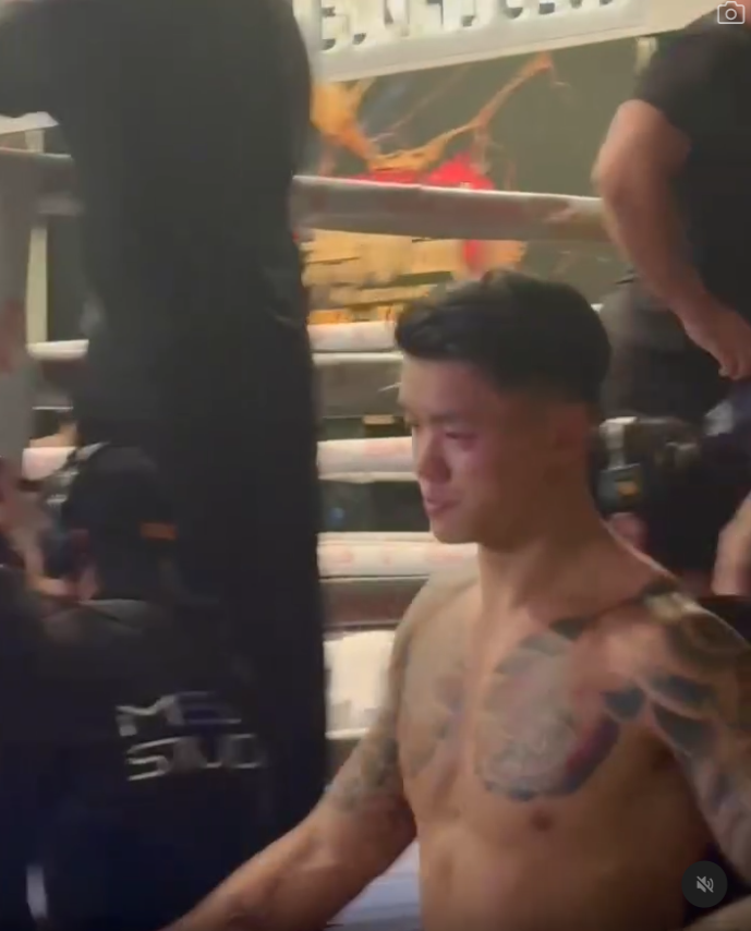 Flash Daddy在台下一面黯然離開,而影片就見到他的眼角受傷。