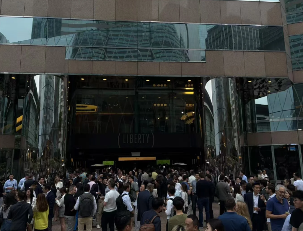 Liberty Exchange Kitchen & Bar早前在結業公告邀請大家參與告別派對,為顧客免費提供啤酒或葡萄酒,吸引大批中環人於最後一晚相聚。(小紅書)