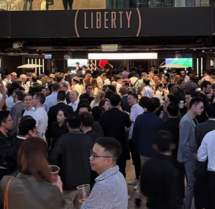 Liberty Exchange Kitchen & Bar早前在結業公告邀請大家參與告別派對,為顧客免費提供啤酒或葡萄酒,吸引大批中環人於最後一晚相聚。(小紅書)