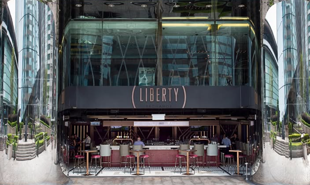 位於中環交易廣場二期的酒吧Liberty Exchange Kitchen & Bar,上周六(14日)結業。這家自2010年開業佔地兩層的美式酒吧餐廳,因位於金融公司集中地,更有地下中庭黃金位置,為「中環金融才俊」銀行家和投行精英的聚腳見面熱點,惟最終卻走進歷史。(網上圖片)