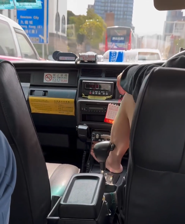 發帖網民上傳一段20秒短片,可見的士在窩打老道近瑪利諾修院學校向尖沙咀行駛,片中身穿黑衣的士司機赤着左腳,棟高放在波棍前方的空位,他並無雙手握緊軚盤,左手放在左腳膝上,狀似輕鬆。(Threads)