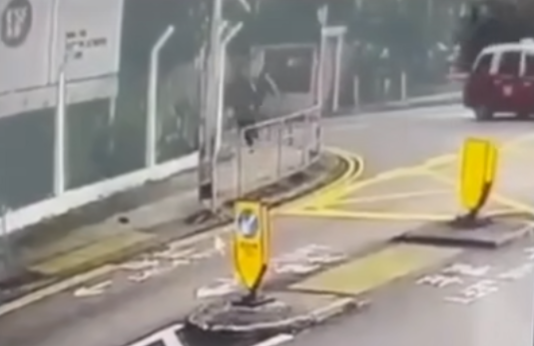 有網民今日(17日)將案發現場附近閉路電視影片上載社交網站,見到兩名身穿黑色衫褲的男子,揮刀追斬事主,事主失足倒地,一名兇徒再向他揮刀;兩名刀手隨即登上一輛的士逃遁。(影片截圖)